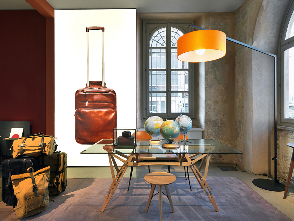 Zanotta. “New Nomad”. Tavolo “Reale”, omaggio a Carlo Mollino, 1946; sgabello “Ivo”, design Frank Rettenbacher, 2016; sedie “Tonietta”, design Enzo Mari, 1985. (ph Andrea Martiradonna)