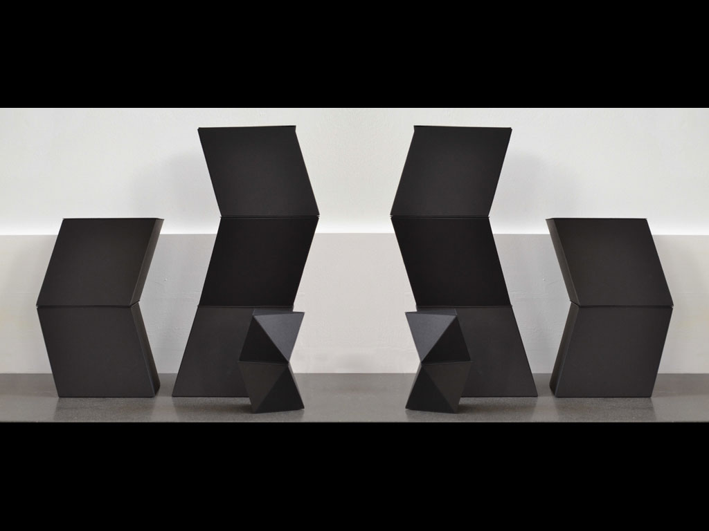 Cartèa. Boxes. Collezioni: “Autòs” triangolo e “Fletto”.