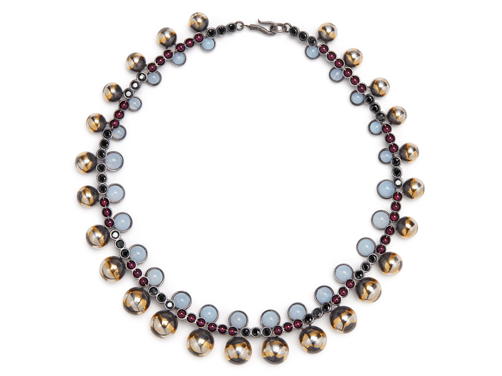 Bottega Veneta. Collana in argento con dettagli in oro composta da pietre naturale di calcedonio taglio cabochon circondate da piccoli granati rossi. Collezione Autunno/Inverno 2017-2018. Fall/Winter 2017-2018 Collection.