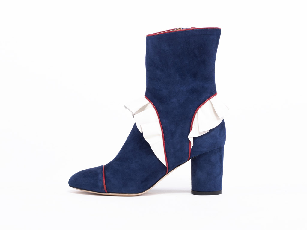 Racine Carrée. Stivaletto in finissimo camoscio blu con inserti bianchi e rouches realizzate a mano. Collezione Autunno/Inverno 2017-2018. Fall/Winter 2017-2018 Collection.