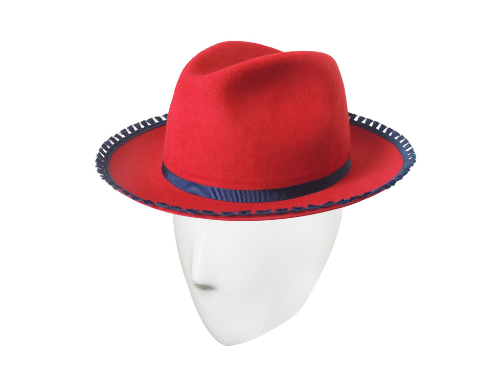 Alessandra Zanaria. Cappello in feltro con falda rigirata decorato con frange su bordo falda. Fall/Winter 2017-2018 Collection. Collezione Autunno/Inverno 2017-2018.