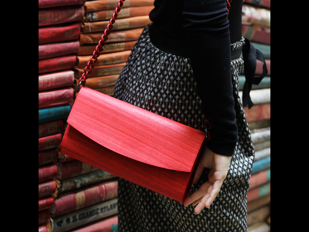 Woobag. Pochette “Special Tanganika” in legno e pelle con catena in metallo. Fall/Winter 2017-2018 Collection. Collezione Autunno/Inverno 2017-2018.