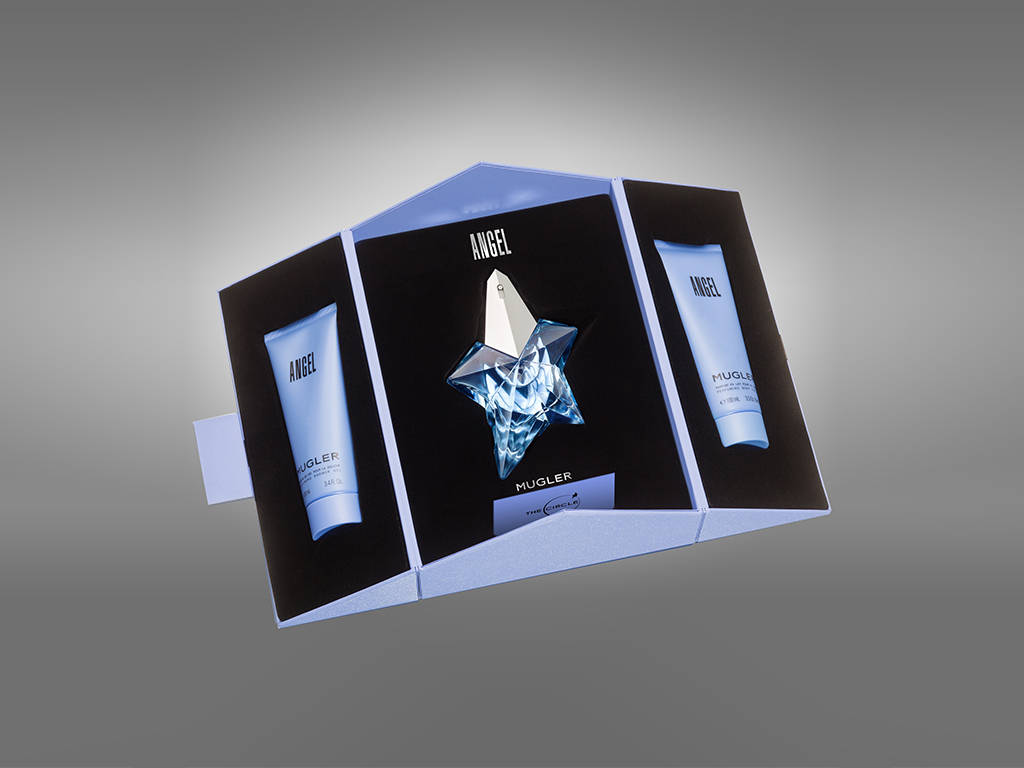 Clarins. Thierry Mugler. “Angel Luxury Set” è un regalo perfetto. Accanto all’Eau de Parfum, due complici corpo che prolungano la seduzione e diffondono a lungo le note di Angel: il Parfum en gel pur la Douche e il Parfum en Lait pour Le Corps.