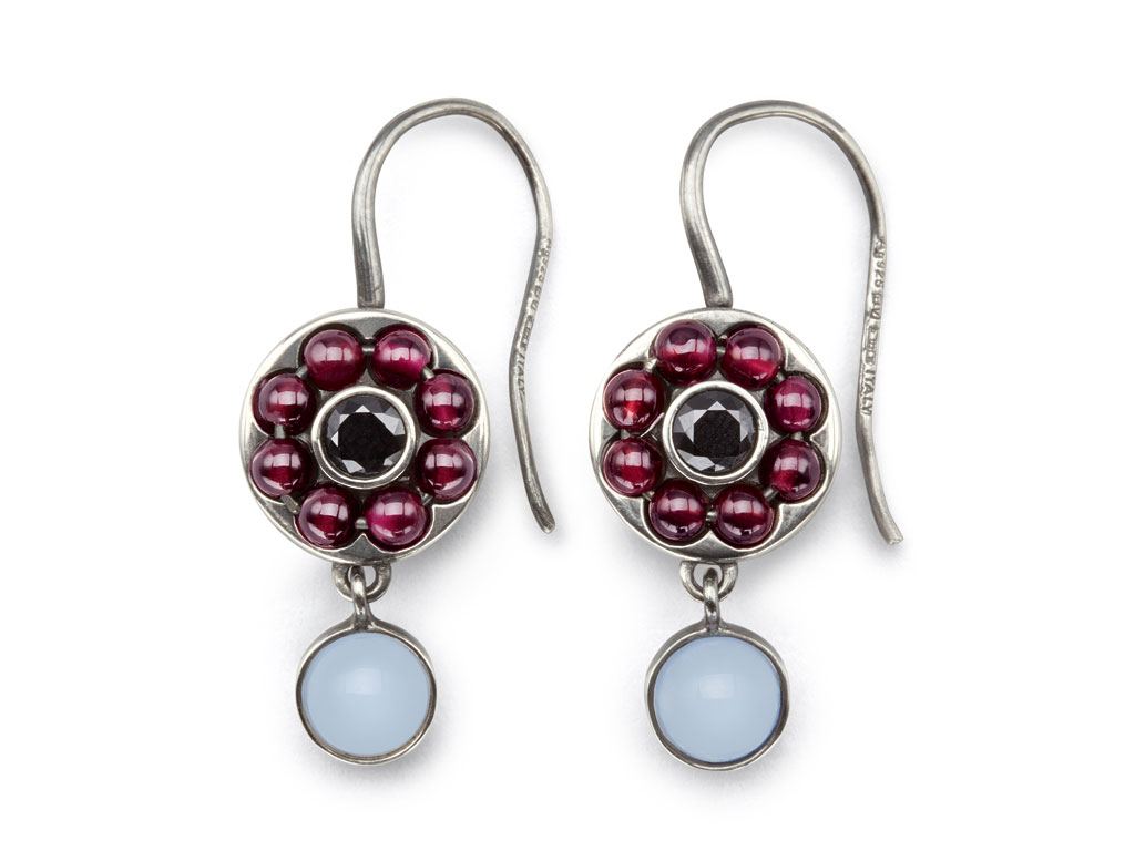 Bottega Veneta. Orecchini in argento con pietre naturale di calcedonio taglio cabochon circondate da piccoli granati rossi. Collezione Autunno/Inverno 2017/2018. Fall/Winter 2017/2018 Collection.