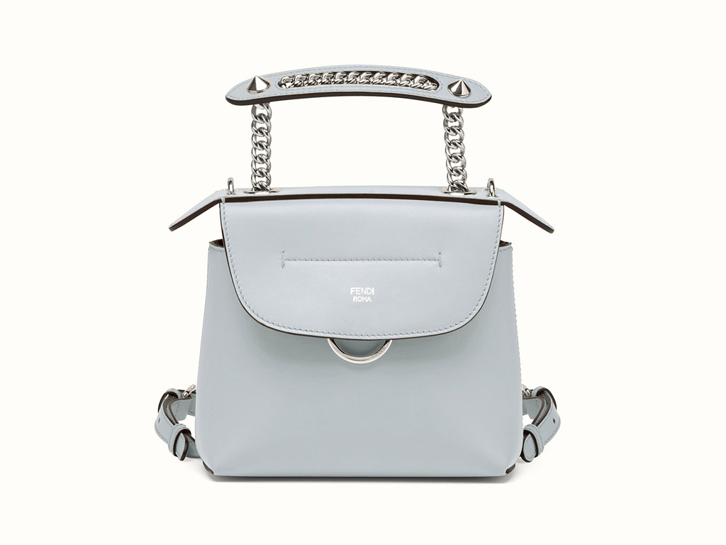 Fendi. Il mini zaino “Back to school” di Fendi in pelle azzurro polvere e lunga tracolla a catena scorrevole permette di indossarla come zaino o cross-body. Collezione Autunno/Inverno 2017-2018. Fall/Winter 2017-2018 Collection.
