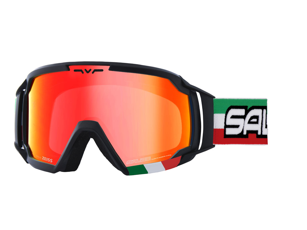 Salice. La maschera 618, progettata per il mondo dell’agonismo, è disponibile con una lente cilindrica specchiata RW by ZEISS in policarbonato con protezione UV 400 nm, antigraffio e antiappannante – riduce i raggi riflessi della luce e aumenta le proprietà filtranti per migliorare la visibilità in qualsiasi condizione climatica – o con la lente TECH, fotocromatica e polarizzata a cui si può aggiungere il trattamento di specchiatura multistrato che ne aumenta il contrasto.