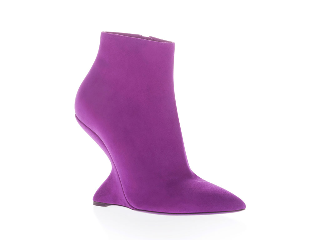 Salvatore Ferragamo. Stivaletto a punta con chiusura zip laterale, caratterizzato da un particolare tacco a onda, reinterpretazione contemporanea del classico “F Wedge”.