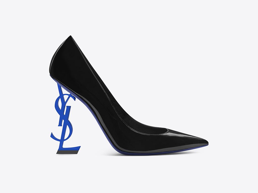Yves Saint Laurent. Décolleté “Opyum 110” in vernice nera e logo YSL blu in metallo. Collezione Autunno/Inverno 2017-2018. Fall/Winter 2017-2018 Collection.