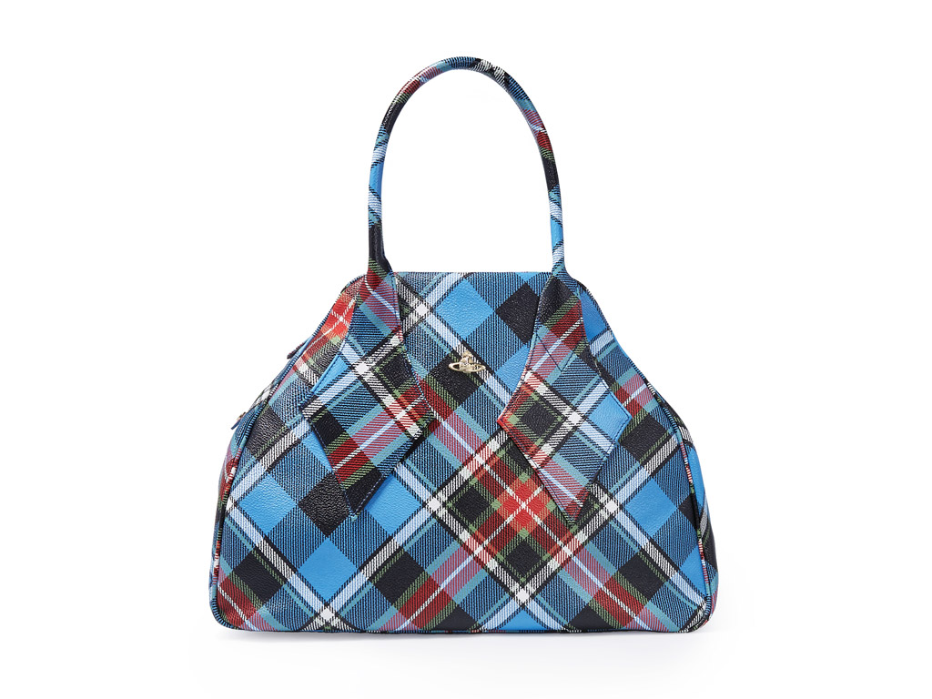 Vivienne Westwood. Borsa in saffiano, tema scozzese, fondo azzurro. Collezione Autunno/Inverno 2017-2018. Fall/Winter 2017-2018 Collection.