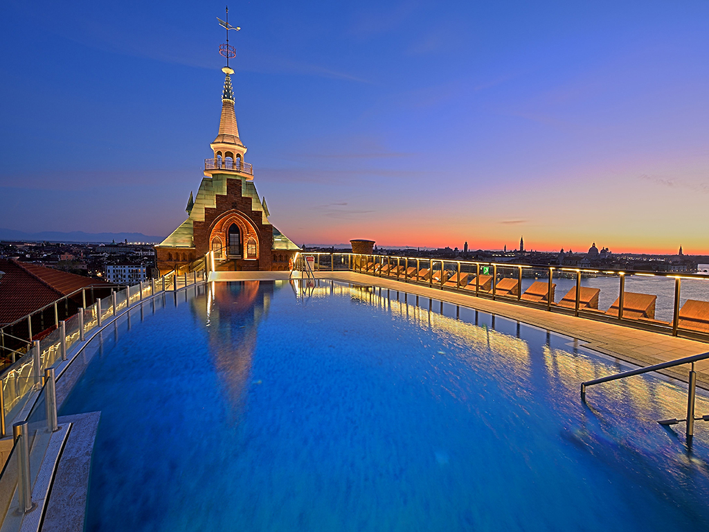 Hilton Molino Stucky Venezia. Piscina con vista panoramica.