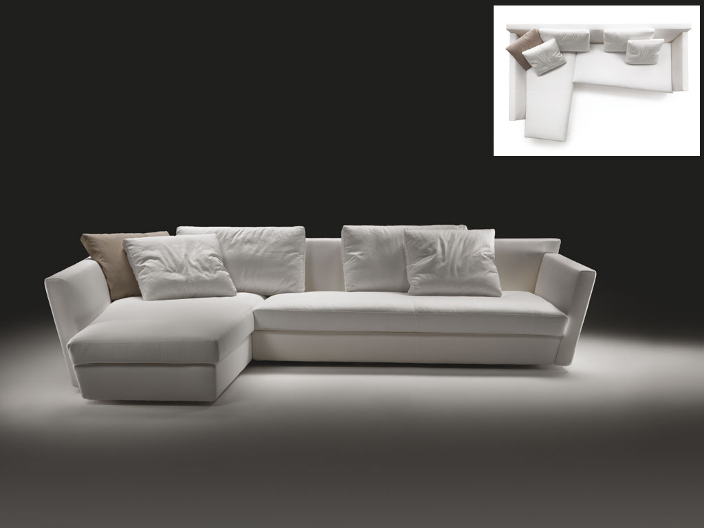 Flexform. Un progetto dal disegno dinamico, destrutturato di cui è autore l’architetto americano Daniel Libeskind. “Adagio” è un divano componibile, leggero alla vista. Lo schienale imbottito è alto e inclinato, e trapezoidale è il morbido cuscino unico di seduta integrato con un elemento chaise longue a sua volta di forma asimmetrica.