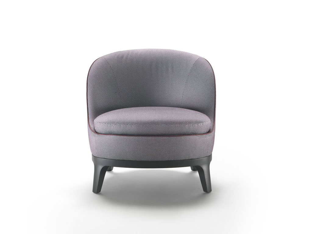 Flexform. Si amplia la collezione “Dragonfly” con l’inserimento di una poltrona e di due divani di dimensioni più importanti che si affiancano al divanetto e alla chaise longue già esistenti. Una collezione dalla foggia gentile, avvolgente e sofisticata. Design Roberto Lazzeroni, collezione Flexform MOOD.