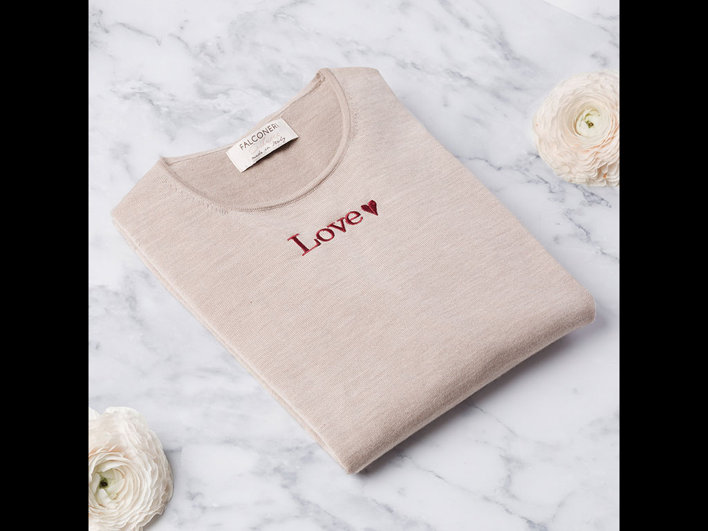 Falconeri. Con il servizio “Falconeri Unique” è possibile personalizzare il vostro regalo. Collezione primavera/estate 2018. Spring/Summer 2018 Collection.
