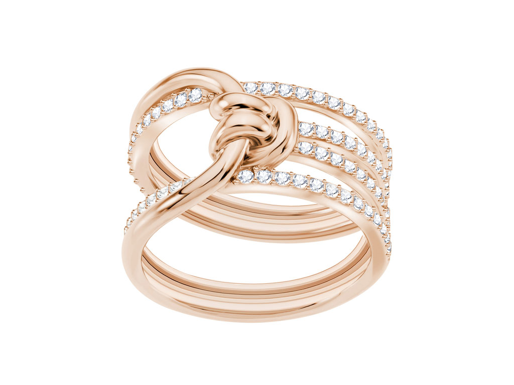 Swarovski. Anello a forma di nodo Lifelong Wide placcato in oro rosa con pavé di cristalli. Collezione primavera/estate 2018. Spring/Summer 2018 Collection.