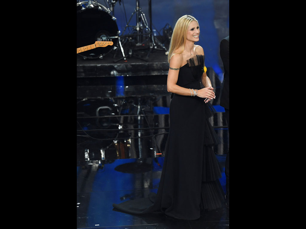 Festival di Sanremo 2018. Michelle Hunziker in Alberta Ferretti e gioielli Tiffany & Co.
