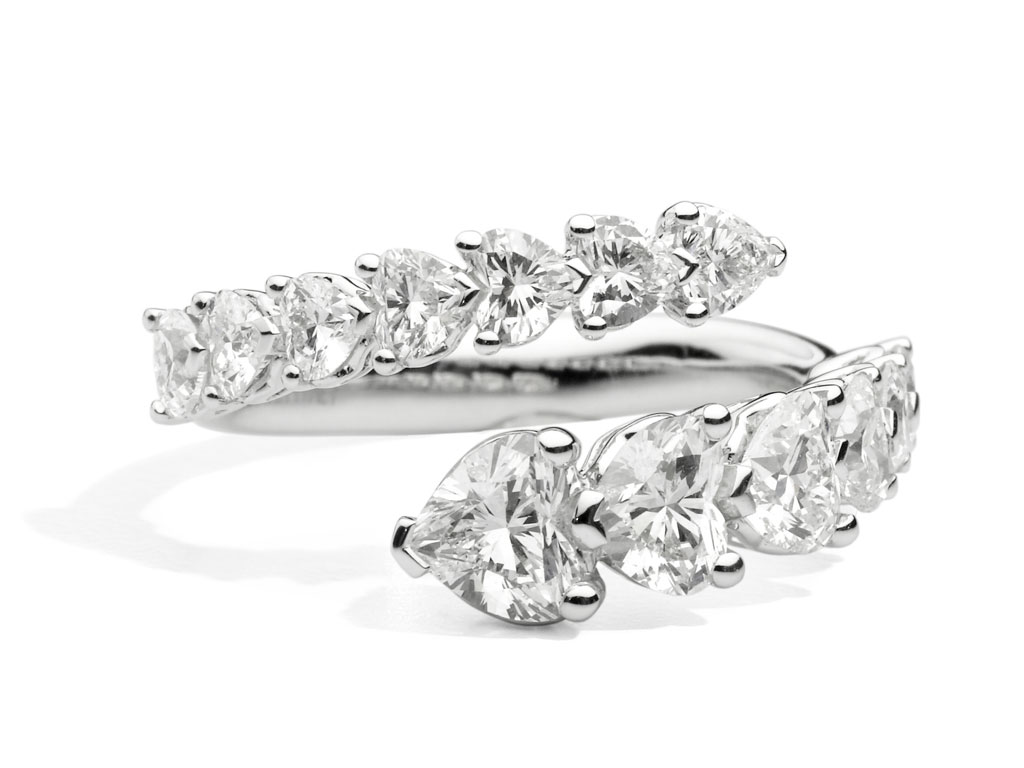 Re Carlo. Collezione “Anniversary Love”, anello contrarié in oro bianco 18kt, diamanti sul gambo, e diamante centrale taglio brillante a forma di cuore. Collezione primavera/estate 2018. Spring/Summer 2018 Collection.