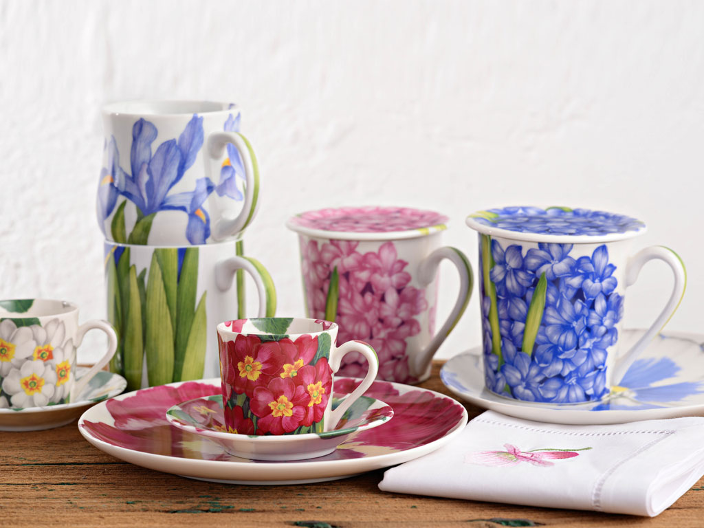 Taitù. Tazzine da caffè, mug con coperchio e piattini da frutta della collezione “Flora”. Piccole viole sbocciano sulla porcellana. Da mixare tra di loro per una tavola sempre invitante e originale.