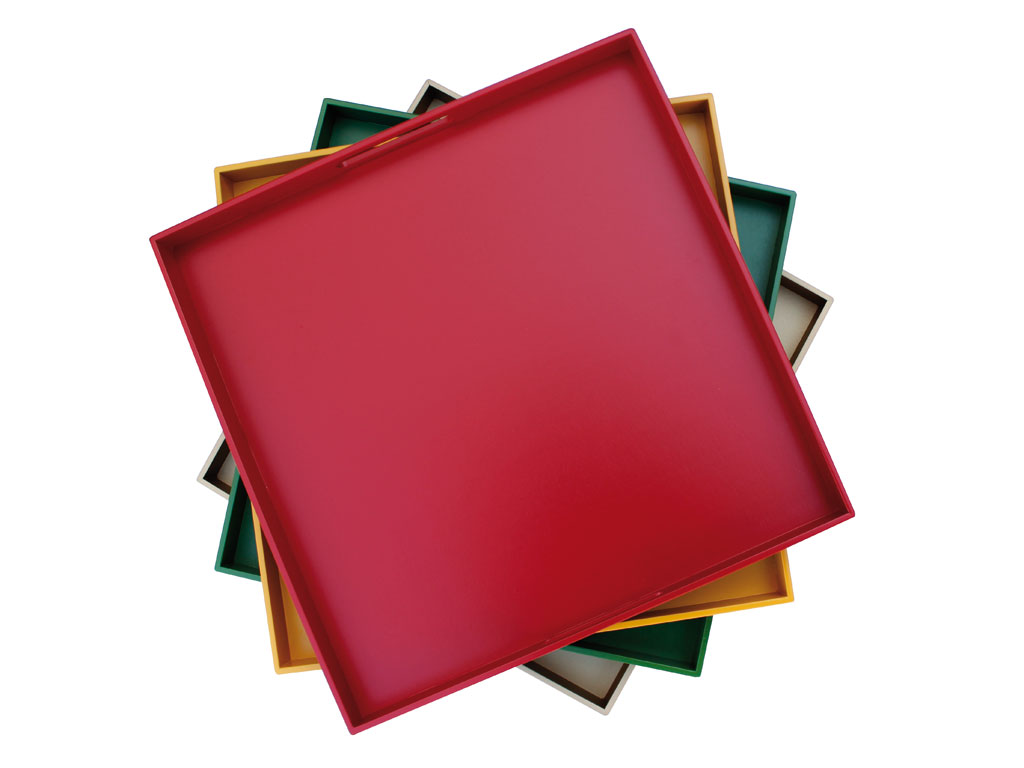 Taitù. La collezioni di vassoi quadrati, in tinta unita proposti da Taitù. In legno di betulla, possono essere appesi grazie a un piccolo foro posto sul retro. Un modo per averli sempre a portata di mano.
