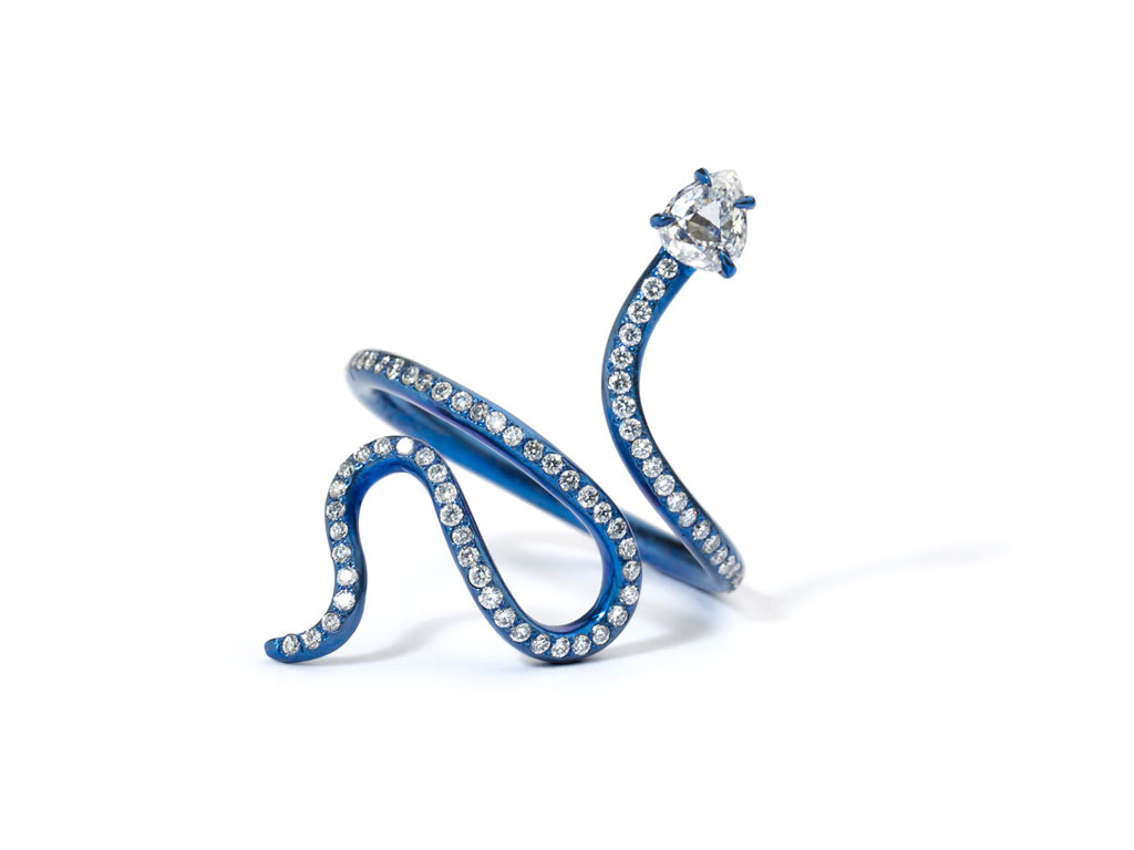 Remida Tornaghi. Anello della collezione “Snake” in titanio blu con diamante a goccia e piccoli diamanti sul corpo del serpente.