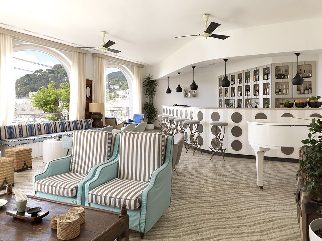 Isola di Capri. Capri Tiberio Palace. Il Jacky Bar una via di mezzo tra il Cotton Club e la Cuba degli Anni '50 con il pianoforte a coda bianco e la collezione di autentici Panama Borsalino.