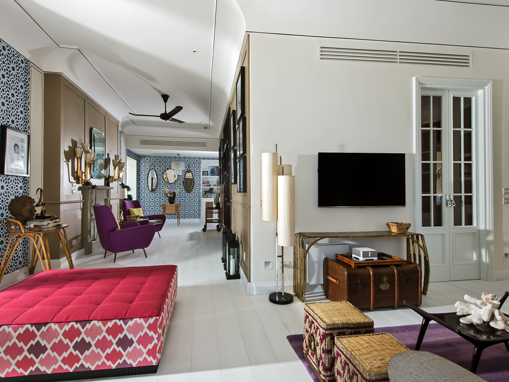 Isola di Capri. Capri Tiberio Palace. La nuova Bellevue Suite dal tocco Anni '50, rievoca il glamour delle dive di Hollywood. È dotata di un'ampia ed esclusiva terrazza con vista su Capri e sul Mar Mediterraneo, una zona fitness, un outdoor dining e una splash pool riscaldata. Il tutto spalmato in 250mq.