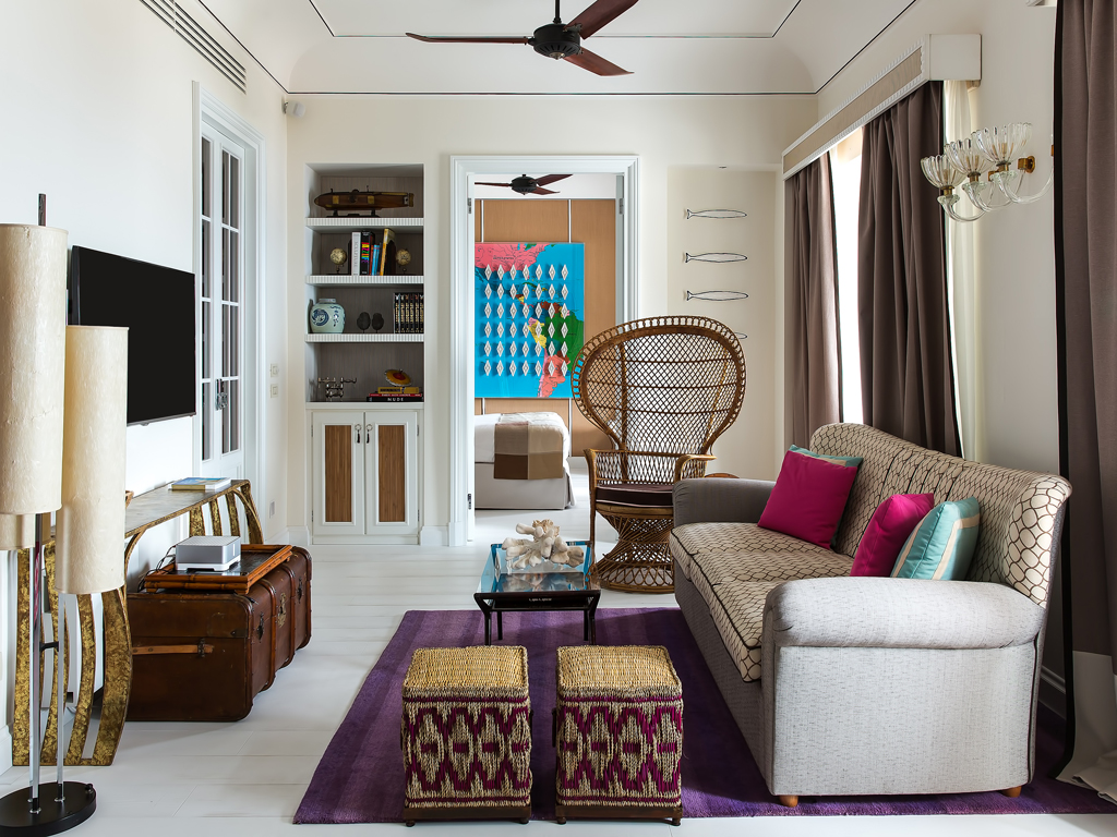 Isola di Capri. Capri Tiberio Palace. La nuova Bellevue Suite dal tocco Anni '50, rievoca il glamour delle dive di Hollywood. È dotata di un'ampia ed esclusiva terrazza con vista su Capri e sul Mar Mediterraneo, una zona fitness, un outdoor dining e una splash pool riscaldata. Il tutto spalmato in 250mq.