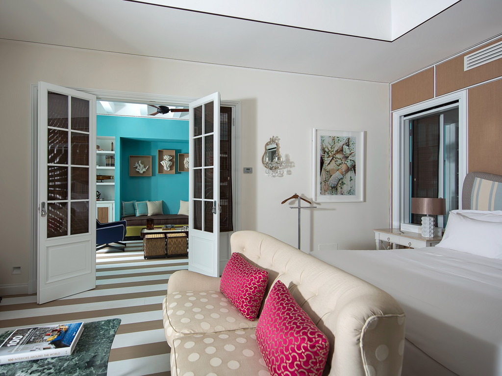 Isola di Capri. Capri Tiberio Palace. La One Bedroom Suite si estende su una superficie di 70 mq. La camera da letto è separata dall'area giorno.