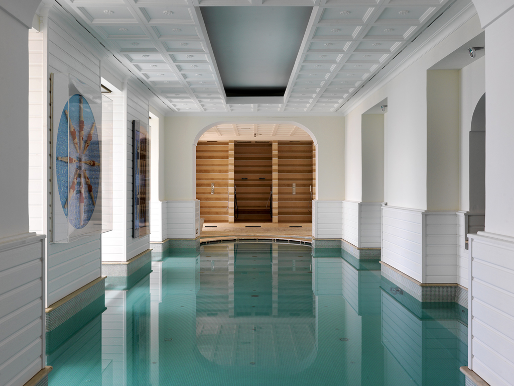 Isola di Capri. Capri Tiberio Palace. Completamente rinnovata la piscina interna ed esterna, si allunga alla terrazza panoramica.