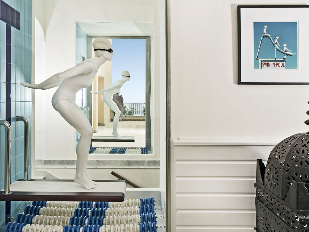 Isola di Capri. Capri Tiberio Palace. Completamente rinnovata la piscina interna ed esterna, si allunga alla terrazza panoramica. Nell'immagine un dettaglio di design.