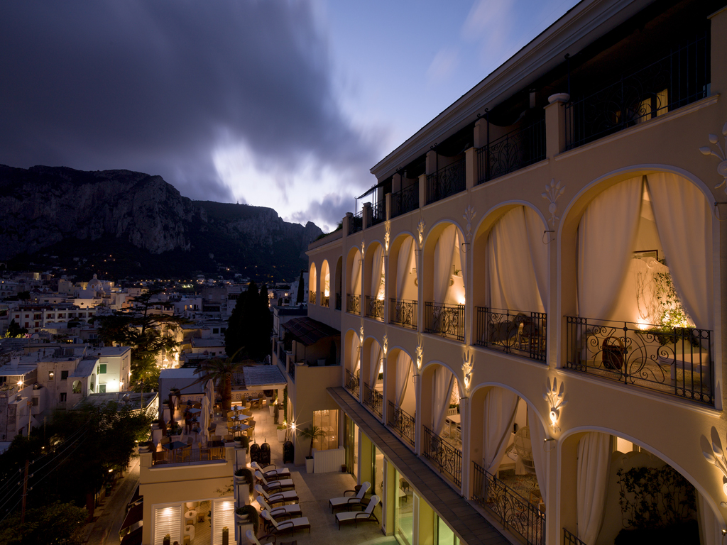 Isola di Capri. Capri Tiberio Palace. Una veduta notturna dell'hotel.
