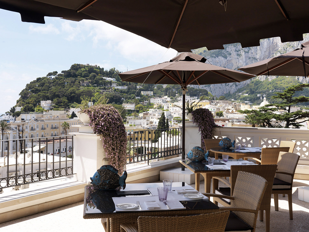 Isola di Capri. Capri Tiberio Palace. La Terrazza Tiberio con una vista spettacolare ed esclusiva su Capri e sul Mar Mediterraneo.
