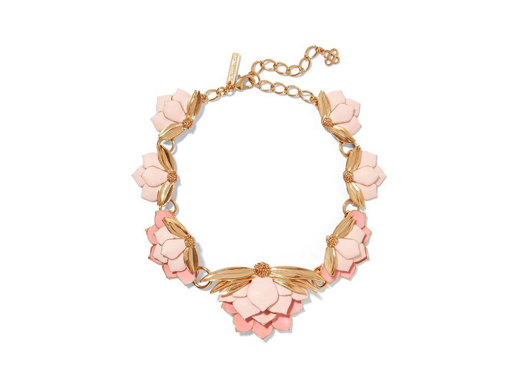 Oscar de la Renta. Collana “Wild Lotus” in ottone placcato oro e peltro con petali smaltati rosa. Collezione primavera/estate 2018. Spring/Summer 2018 Collection.