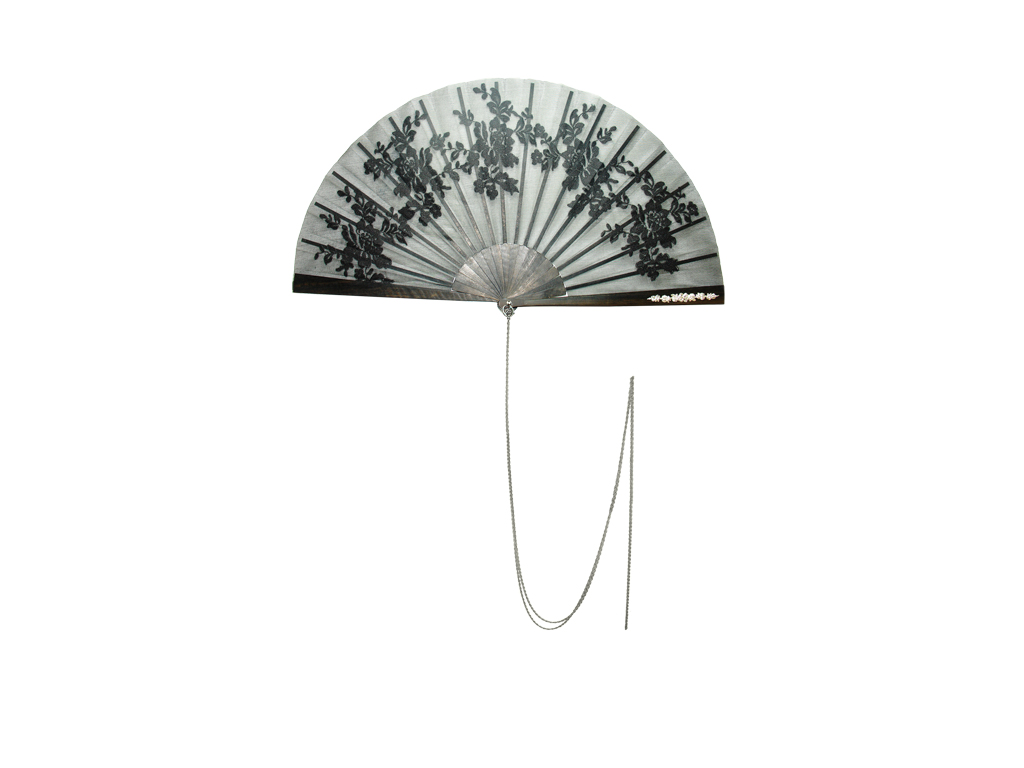 Olivier Bernoux. Ventaglio “Lys” in foglia di seta, ebano e dettagli in argento. Collezione primavera/estate 2018. Spring/Summer 2018 Collection.
