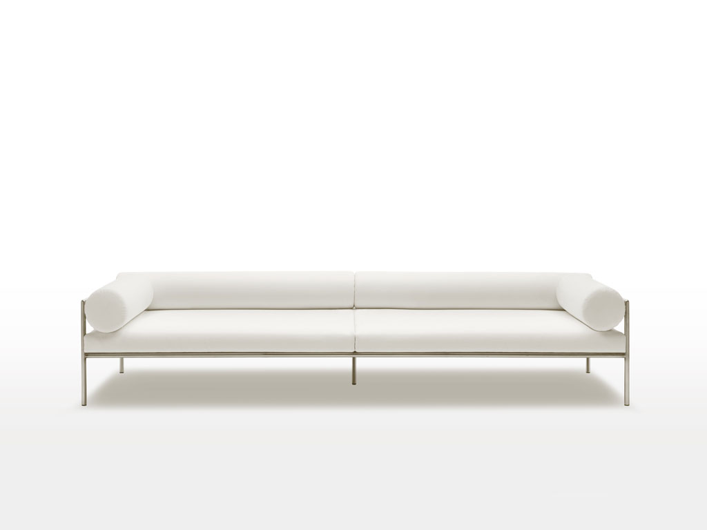 Living Divani. Il divano “Agra”, disegnato da David Lopez Quincoces, fa parte di una collezione che comprende il sofa da due o tre posti, la poltrona e il day-bed. Una presenza essenziale che mixa stile neoclassico a echi orientali. Disponibile nelle versioni indoor e outdoor.