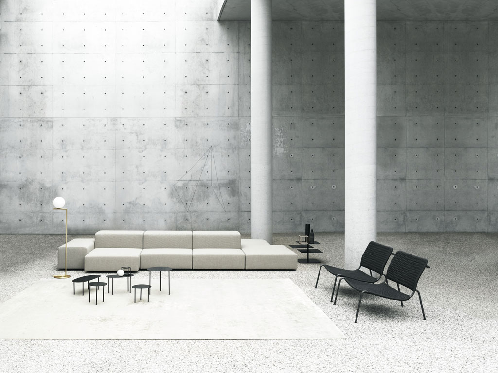 Living Divani. “Extra Wall” è una variazione del divano “Wall” cui si aggiungono nuove piattaforme e volumi. Un imbottito “in progress”, da comporre a piacere. A destra le poltroncine “Frog”. La struttura è in tubolare d'acciaio verniciato con polveri epossidiche o cromato. L'intreccio è realizzato in cuoio grezzo, naturale o tinto nero e marrone. Design Piero Lissoni.