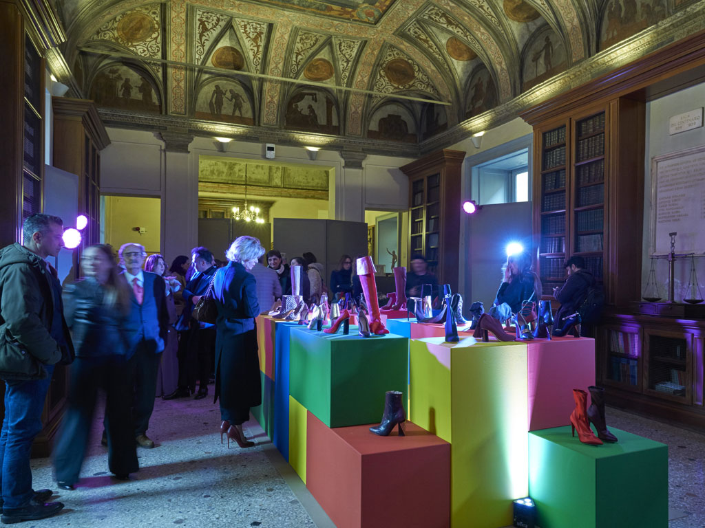 Mario Valentino. La presentazione della collezione di calzature e abbigliamento in pelle avvenuta lo scorso febbraio nella storica sede dell’Accademia milanese di Scienze e Lettere in Via Borgonuovo. Collezione Autunno/inverno 2018/19. Fall/winter 2018/1918. Foto © Marco Scarpa.