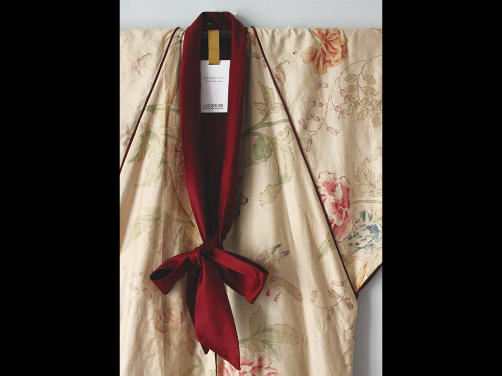 Les Papillons by Lacomune. Kimono-arazzo della collezione 2018. Tapestry-kimono from the 2018 Collection.
