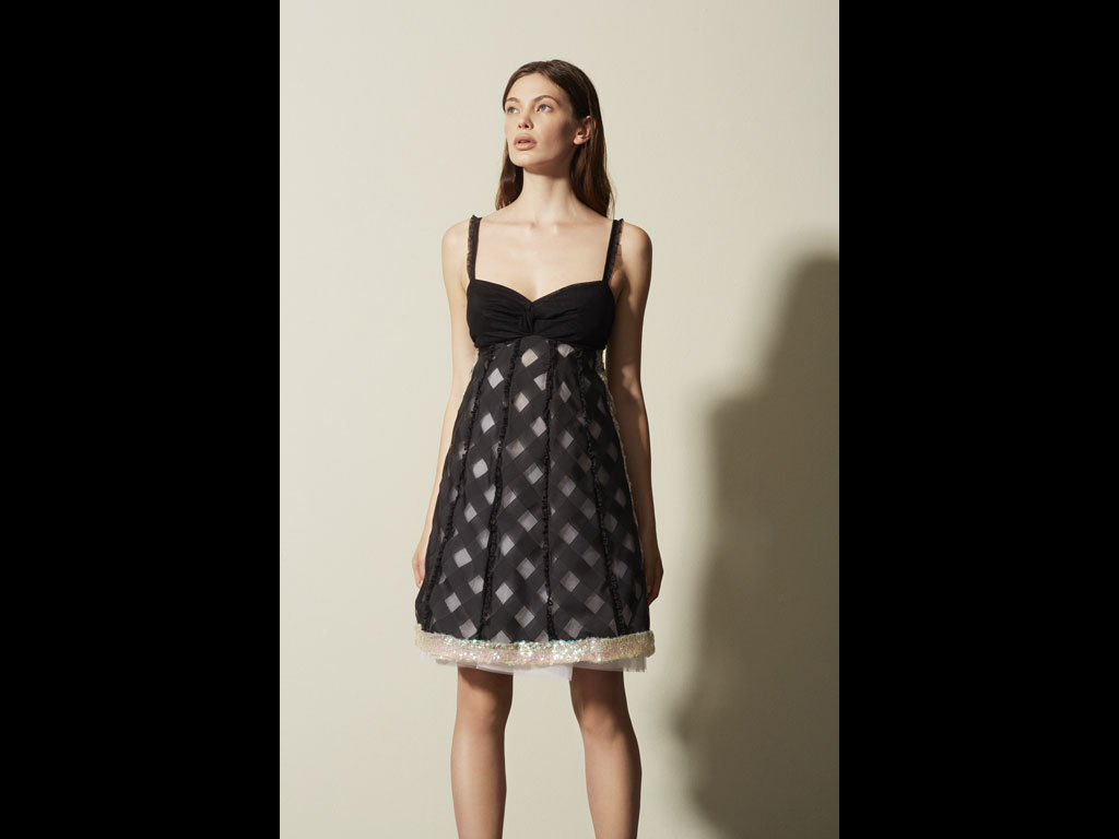 Manila Grace. Uno look della capsule Red Carpet firmata Manila Grace. Primavera/Estate 2018. Spring/Summer 2018.
