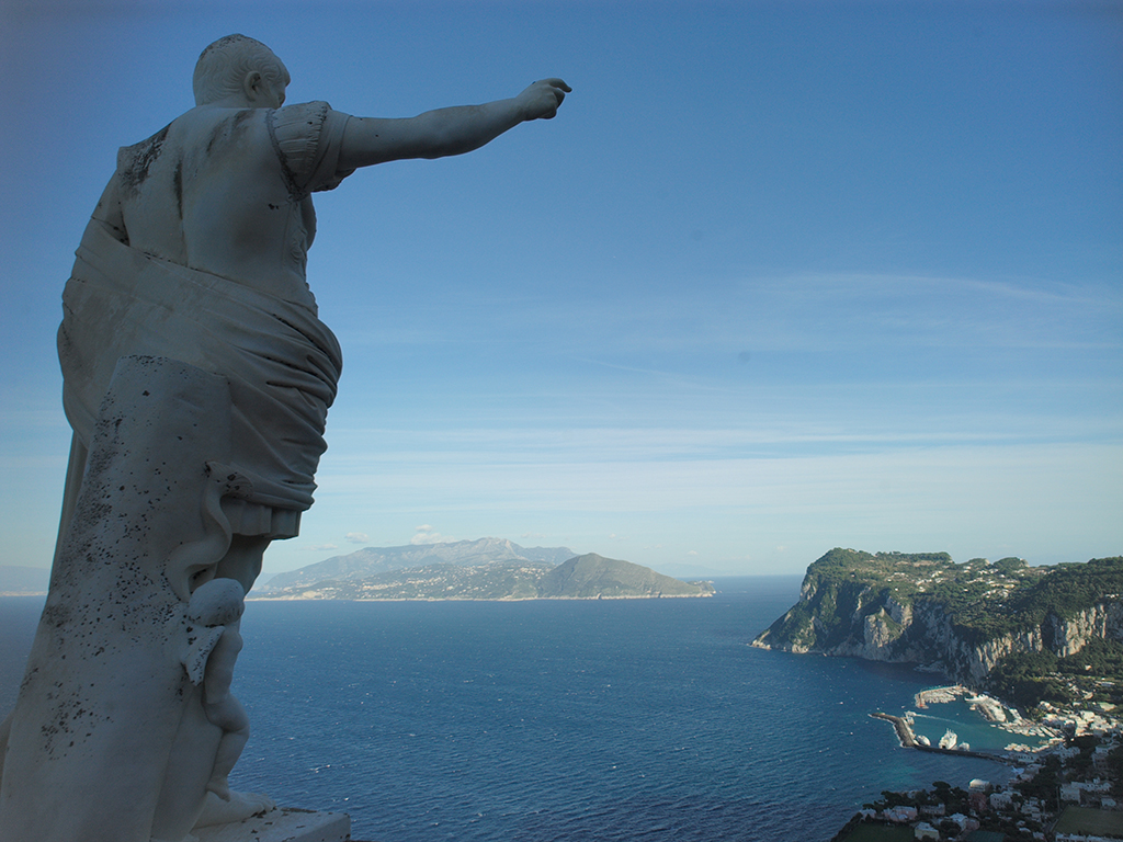 L'Isola di Capri. Il panorama da Anacapri verso Capri. Capri è situata tra la Marina Grande e la Marina Piccola mentre Anacapri ad occidente del Monte Solaro in un’ampia e verdeggiante piana. (fonte: www.capritourism.com)