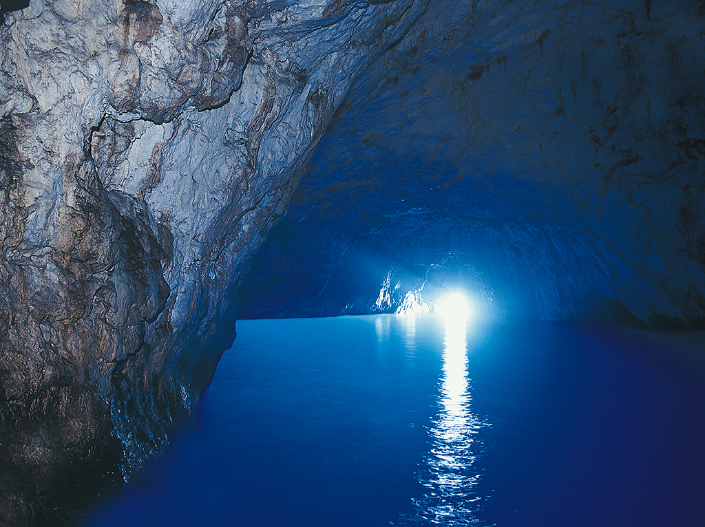 Isola di Capri. La Grotta Azzurra, una delle attrazioni più famose dell'isola da visitare obbligatoriamente sui tradizionali gozzi a remi. (fonte: www.capritourism.com)