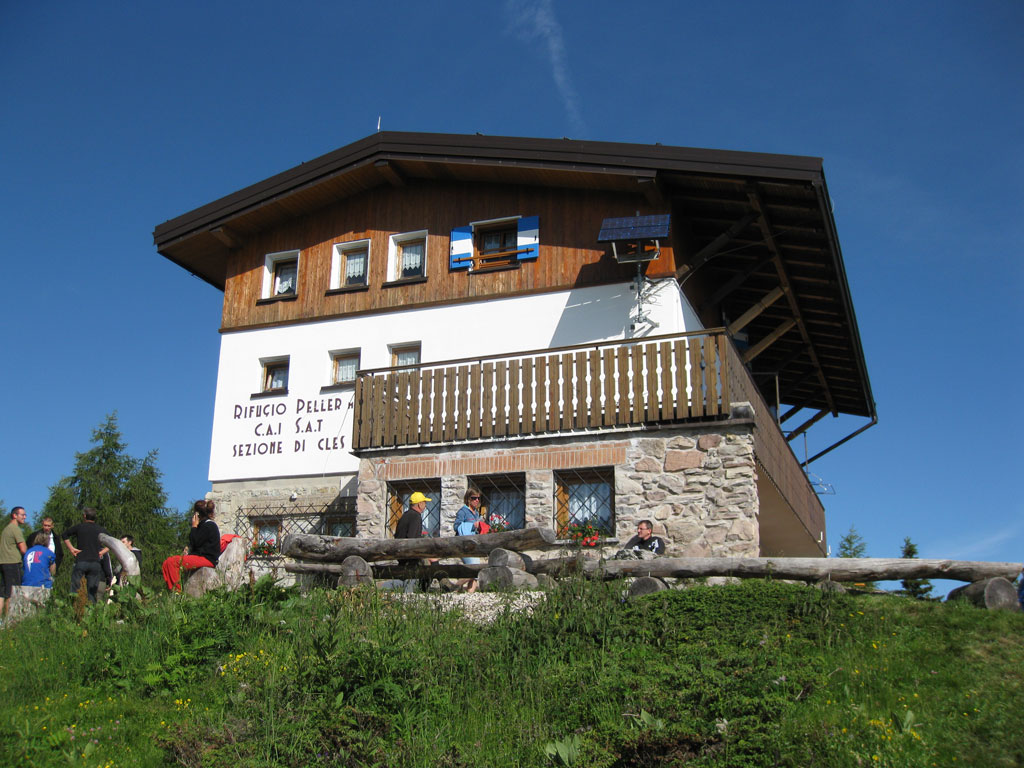 Val di Sole. Rifugio Peller, a quota 2.022 metri, è adagiato sui declivi erbosi del Monte Peller, estremità settentrionale del Gruppo Brenta, si raggiunge dalla Val di Sole lungo la Val di Mezol e la Val dei Cavai.