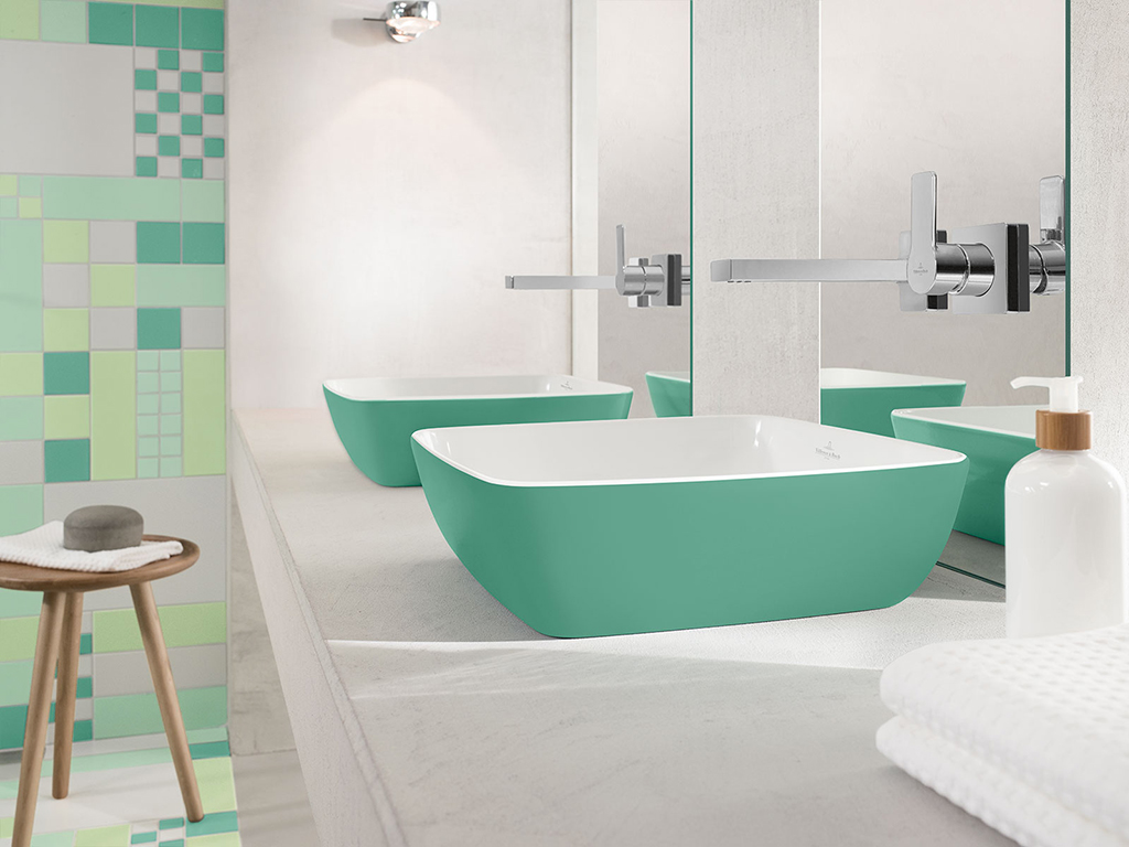 Villeroy & Boch. I lavabi della serie Artis sono disponibili in quattro forme – rotonda, ovale, rettangolare e quadrata – e sono realizzati in TitanCeram. La designer Gesa Hansen che ha sviluppato la nuova gamma di colori ha paragonato le tre tonalità colore, dall’intensità crescente, alle diverse note di un profumo: la nota di base è la tinta più delicata e luminosa, la nota di cuore quella di intensità intermedia e la nota di testa è la più intensa e decisa. Anche i nomi dei colori sono simbolici ed evocativi: il verde Mint, Sencha (nell’immagine) e Cedar; le vivaci nuance di giallo Macaroon, Lemon e Mustard; le delicate tonalità di rosa Powder, Ballet e Rose e le chiare sfumature di blu Fog, Frost e Ocean. Oltre a queste, vengono proposte tre tonalità neutre: Full Moon, un grigio chiaro, French Linen, un grigio più intenso e il nero Coal Black.