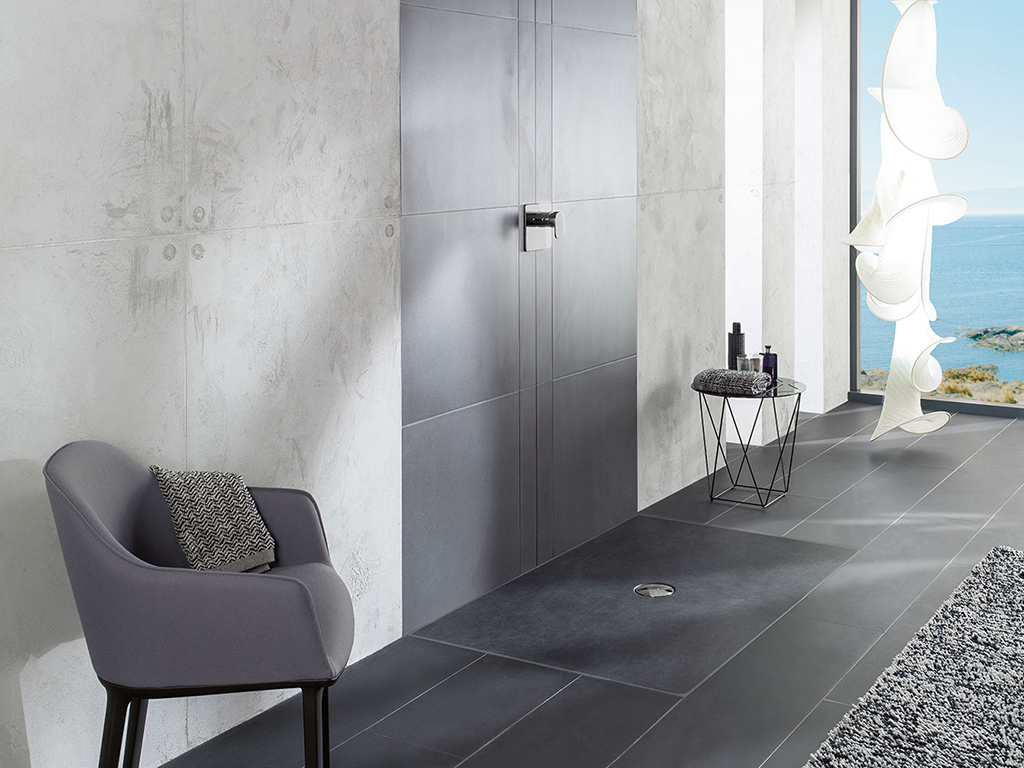 Villeroy & Boch. I piatti doccia “Infinity”, premiati con l’iF Design Award 2016, possono essere tagliati su misura anche in forme speciali per adattarsi in situazioni di spazio difficili. Caratteristiche tecniche fondamentali come superficie antiscivolo certificata, isolamento acustico e assenza di barriere architettoniche per una massima accessibilità. “Subway Infinity”, nell’immagine, presentano una particolare grana antiscivolo e sono estremamente facili da pulire. Proposti in 43 modelli da 80x75 a 160x100 cm adatti sia per l’installazione in appoggio che a filo pavimento.