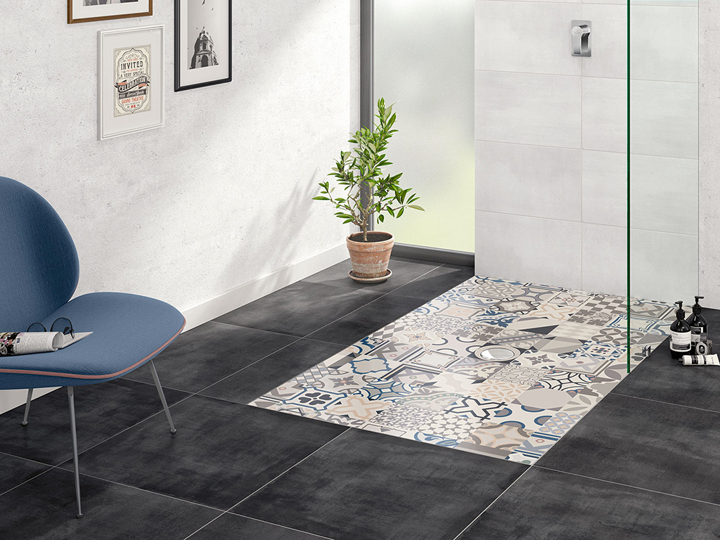 Villeroy & Boch. I piatti doccia ceramici Subway Infinity si vestono di un nuovo look grazie ai decori ViPrint, l’innovativa tecnologia di Villeroy & Boch che rende accattivante il piatto doccia con design grafici. Oltre a 8 finiture che si abbinano alle piastrelle creando un passaggio quasi continuo dal piatto doccia al pavimento I decori ViPrint sono ora disponibili per tutti le misure dei piatti doccia Subway Infinity (43 modelli da 80x75 a 160x100 cm). Presentando lati smaltati (nel colore base del decoro rappresentato in superficie permettono quindi non più solo l’installazione a filo pavimento, ma anche da appoggio. Nell’immagine il decoro Abbey Blue.