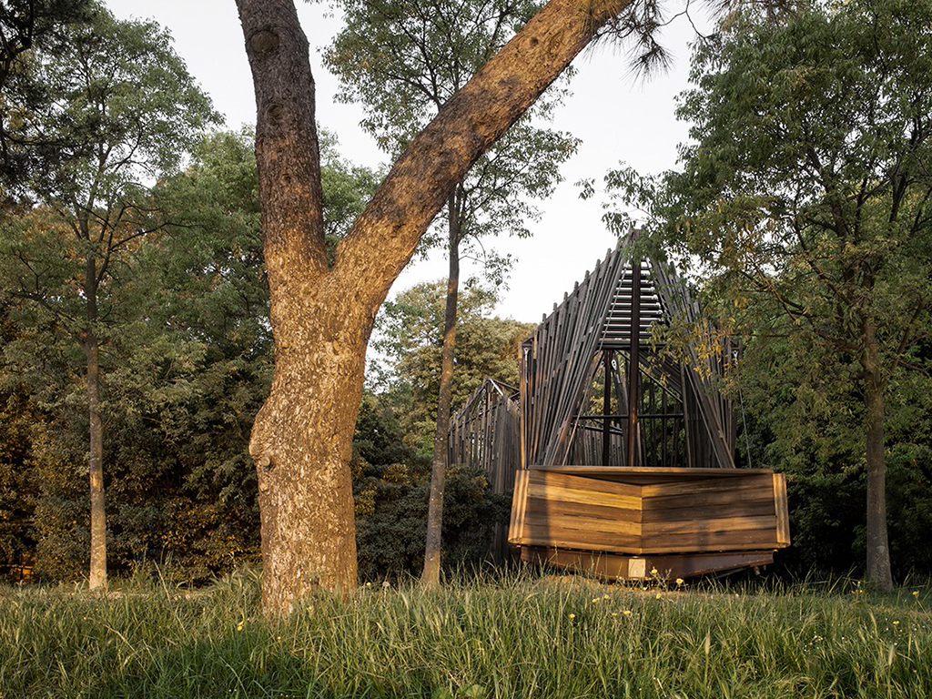 Vatican Chapels. Biennale Venezia 2018. Progetto e realizzazione, architetto Norman Foster. Titolo: “Una croce modellata come una “tensegrity structure””. Realizzata in collaborazione con Tecno e Maeg. Photo by Alessandra Chemollo.