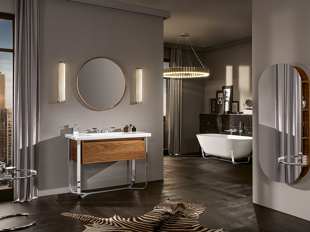 Villeroy & Boch. Christian Haas ha selezionato un’inusuale combinazione di materiali al fine di enfatizzare il connubio tra storia e modernità nel design di “Antheus”. Nell’immagine la versione con i mobili impiallacciati in vero legno. Lo specchio ovale a figura intera nasconde lo spazio per un vano porta oggetti. La vasca free-standing realizzata in Quaryl® è disponibile in due misure compatte, ma molto capienti, grazie ai profili estremamente sottili (175 x 80 cm o 155 x 75 cm). È possibile, inoltre, scegliere se accompagnarla a un telaio in acciaio inossidabile abbinabile ai mobili della collezione.