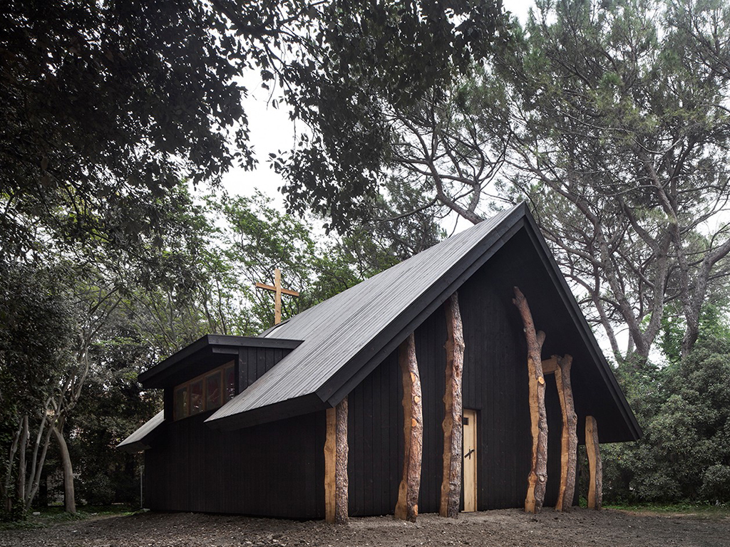 Vatican Chapels. Biennale Venezia 2018. Progetto e realizzazione, architetto Terunobu Fujimori. Titolo: “La cappella e la Croce”. Realizzata in collaborazione con LignoAlp, Damiani-Holz&Co e Barth Interni. Photo by Alessandra Chemollo.