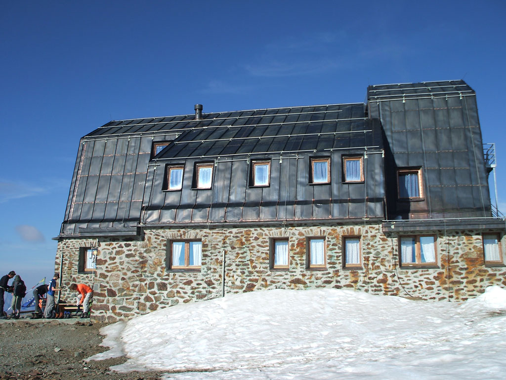 Val di Sole. Il Rifugio Vioz, a quota 3.535 metri, è il più alto delle Alpi Orientali. Posto su un piccolo piano roccioso ai piedi della cresta che conduce alla panoramica vetta del monte Vioz all'interno del Parco Nazionale dello Stelvio del Gruppo Ortles-Cevedale in alta Val di Peio. (Ph Vigarani)
