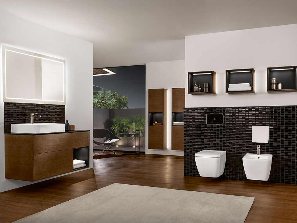 Villeroy & Boch. Finion è stata disegnata da Patrick Frey ispirandosi ai concetti di lusso ed eleganza, per creare un’oasi di relax e benessere. I materiali utilizzati, TitanCeram e Quaryl®, hanno permesso di creare un design fortemente sagomato per i dieci modelli di lavabi in tre colori (da 43 cm fino al lavabo doppio da 130 cm, con la possibilità di scegliere le finiture lucide standard Bianco Alpin e Star White o il nuovissimo bianco opaco Stone White con la nuova smaltatura resistente a urti e graffi TitanGlaze), con un bordo spesso solo 6 mm. La vasca da bagno freestanding in Quaryl®, dai bordi sottili di soli 15 mm, ha dimensioni compatte di 170 x 70 cm ed è personalizzabile con una vasta gamma di colori; grazie alla particolare soluzione di illuminazione optional, la vasca sembra inoltre galleggiare su un piedistallo di luce.