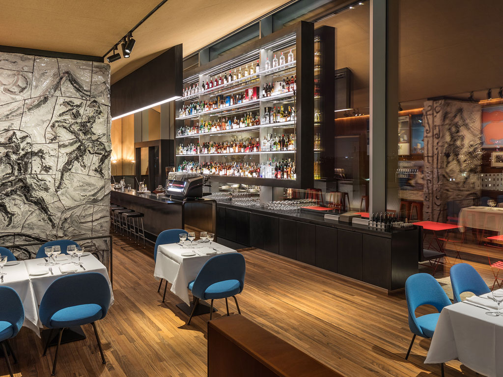 Ristorante Torre. Fondazione Prada, Milano. A sinistra / On the left Lucio Fontana, Pilastro, 1957. Ceramica smaltata policroma / Glazed polychrome ceramic (Foto: Delfino Sisto Legnani e Marco Cappelletti Courtesy Fondazione Prada).